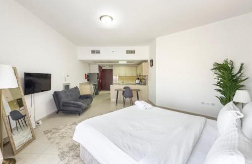 Bab Al Bahr Apartment | Spacious Studio Retreat in Bab Al Bahr