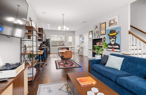 Nashville House | Spacious & Stylish Townhome Right in the Walkable Artsy District of East Nash- Sleeps 6 Comfortably!