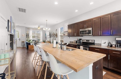 Nashville House | Spacious & Stylish Townhome Right in the Walkable Artsy District of East Nash- Sleeps 6 Comfortably!