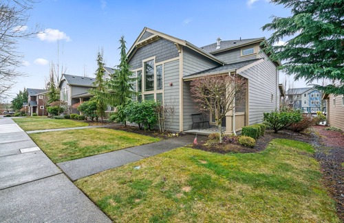 Tumwater House | Spacious + Stylish Tumwater Townhome + Walking distance to food + parks