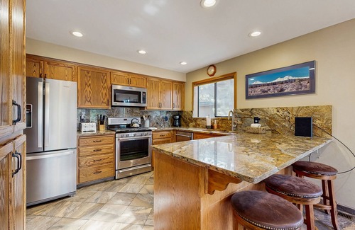 Deer Park House | Spacious Sunriver home with private hot tub & SHARC passes