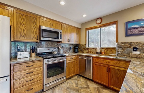 Deer Park House | Spacious Sunriver home with private hot tub & SHARC passes