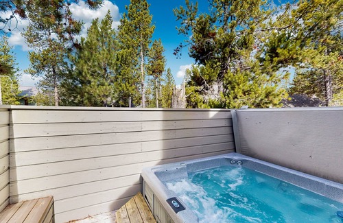 Deer Park House | Spacious Sunriver home with private hot tub & SHARC passes