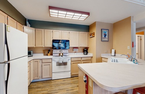 McCall Condo | Spacious Top-Floor Condo with Resort Amenities - Pool, Hot Tub, & On-Site Gym