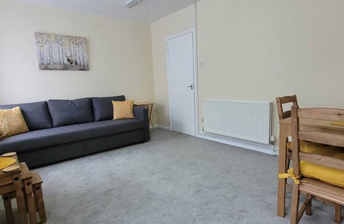 Atherstone Apartment | Spacious Town Centre Apartment - Home Away From Home with Great Wi-Fi