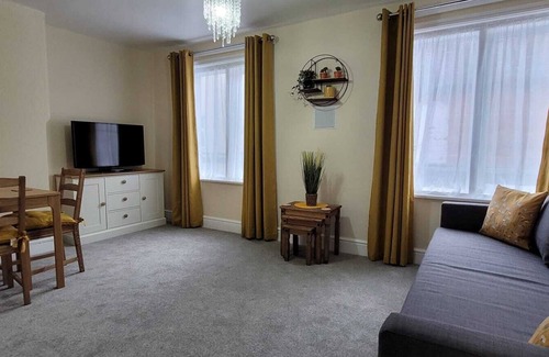 Atherstone Apartment | Spacious Town Centre Apartment - Home Away From Home with Great Wi-Fi