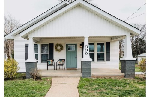 Lawrenceburg House | Spacious Town Cottage