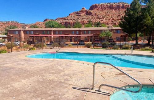 Kanab House | Spacious Townhome by Utah National Parks Sleeps 8