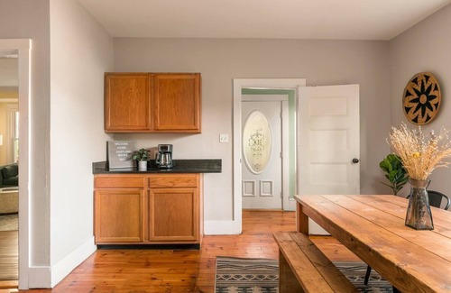 Valley Street House | Spacious Townhome Style Aptnn