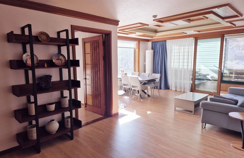 Yongin Villa | Spacious Tranquil Mountain Sunset View in Yongin-si, AC, Movie-projector, WiFi