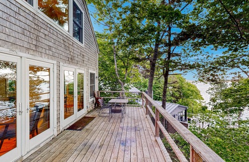 Round Pond Cottage | Spacious & tranquil waterfront hideaway on Muscongus Sound