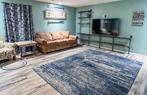 Mountain Home House | Spacious, updated lake house - less than a mile from Norfork lake!