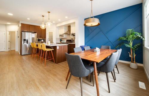 West Edmonton House | Spacious Upper Suite near West Edmonton Mall with Hot Tub & King Ensuite