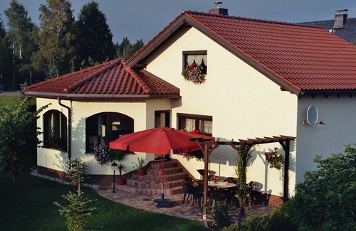 Muldenhammer House | Spacious vacation home close to the forest in the nature park. Hiking, Reservoir, Ski, 8 pers.