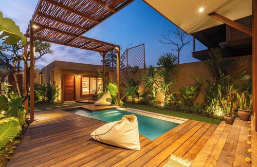 Babakan Villa | Spacious villa in marvelous Kabupaten Badung Buduk with AC