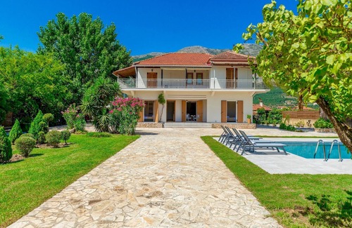 Pigadhakia Villa | Spacious villa with 5 bedrooms and private pool located close to Alykes