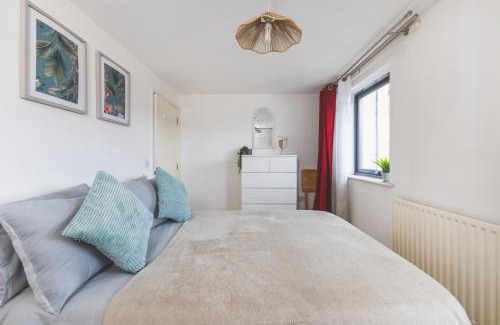 Preston Apartment | Spacious Wembley Flat Comfy Beds 2 Baths