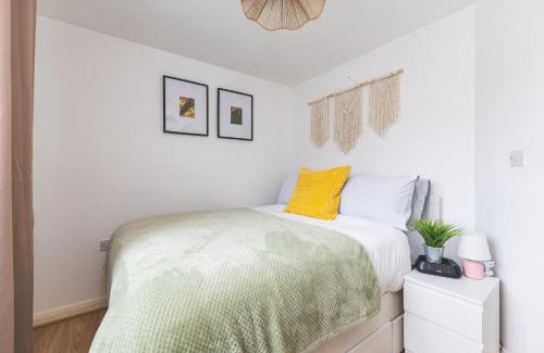 Preston Apartment | Spacious Wembley Flat Comfy Beds 2 Baths