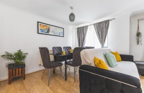 Preston Apartment | Spacious Wembley Flat Comfy Beds 2 Baths