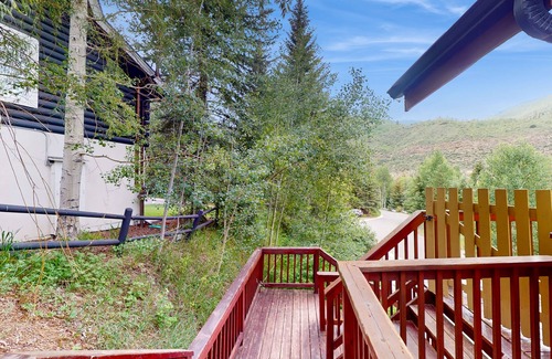 Intermountain Condo | Spacious West Vail condo near shuttle w/shared hot tub, washer/dryer