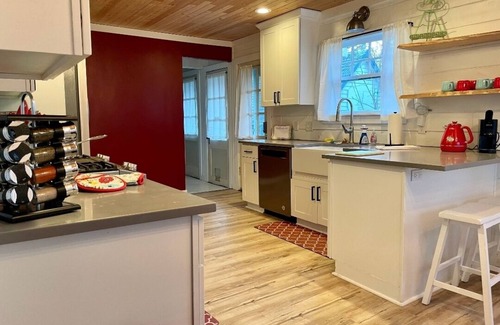 Southeast Salem House | Spacious Willamette Wine Country Manor + Hot Tub