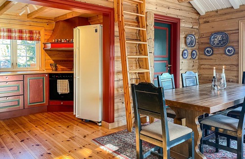 Skeikampen House | Spacious wooden cottage overlooking Veslefjell and close to alpine slopes and hiking trails.