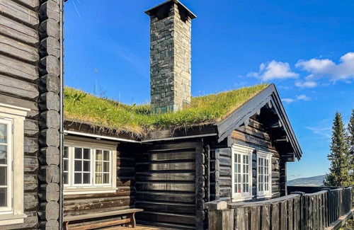 Skeikampen House | Spacious wooden cottage overlooking Veslefjell and close to alpine slopes and hiking trails.