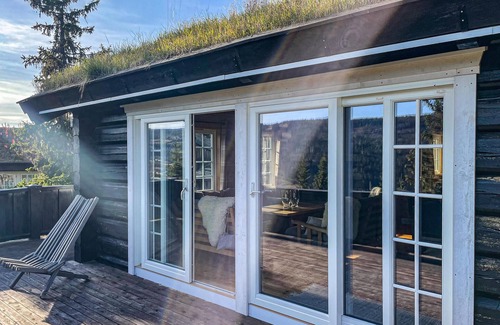Skeikampen House | Spacious wooden cottage overlooking Veslefjell and close to alpine slopes and hiking trails.