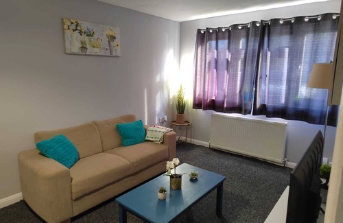 Southall Green House | Spacious x4 bed * free wifi* *driveway*garden*