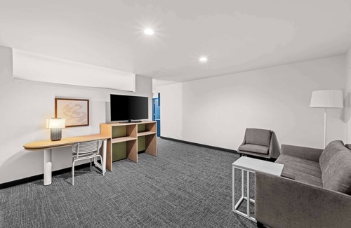 Sterling Hotel | Spark by Hilton Sterling Dulles Airport