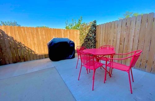 Grand Junction House | Sparkling Clean Modern Townhome! Pet Friendly, Fast WiFi