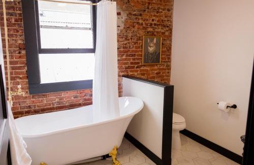 Nevada City Hotel | Speakeasy Suites Sleeps 18