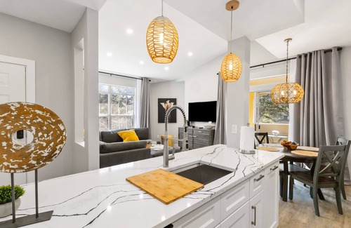 Clearwater Condo | SPECIAL SUMMER PRICES! King-size bed. Free parking. renovated!