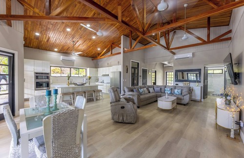 Parrita House | Spectacular Beachfront home with Private Pool - Secluded beach