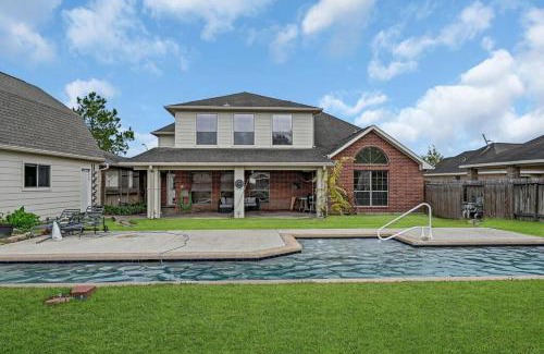 Manvel House | Spectacular Home with A Private Pool & BBQ Grill!