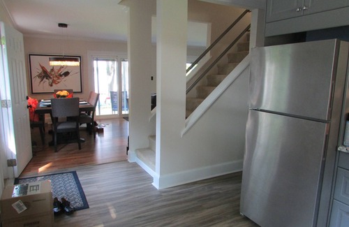 Mayhew House | SPECTACULAR LAKEFRONT MODERN OASIS New to VRBO