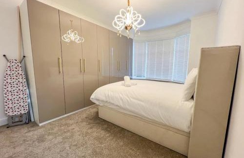 King's Park Apartment | Spectacular Modern Glasgow Home Luxury King Bed