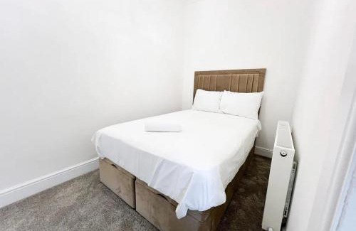 King's Park Apartment | Spectacular Modern Glasgow Home Luxury King Bed