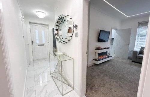 King's Park Apartment | Spectacular Modern Glasgow Home Luxury King Bed