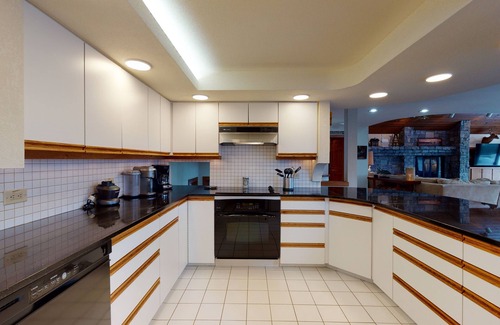 Pittsfield House | Spectacular Mountain Views, 6 Bedroom, 4 Bath with Fireplace, Hot Tub & Elevator