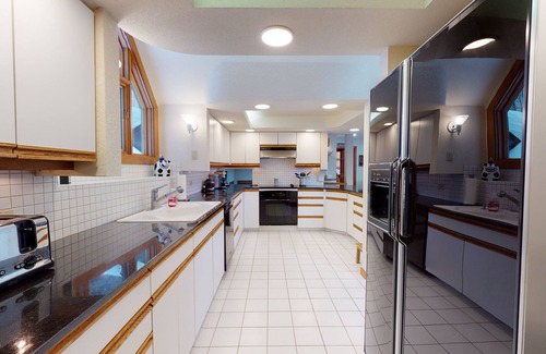 Pittsfield House | Spectacular Mountain Views, 6 Bedroom, 4 Bath with Fireplace, Hot Tub & Elevator