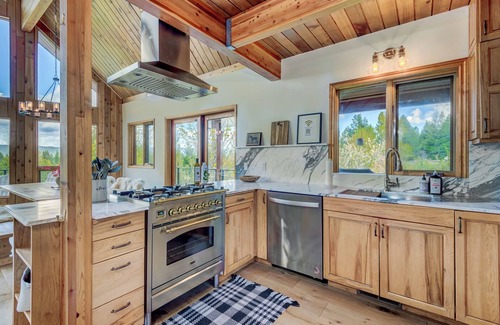 Cle Elum House | Spectacular mountain views, home and garden with private hot tub and sauna