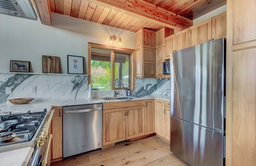 Cle Elum House | Spectacular mountain views, home and garden with private hot tub and sauna