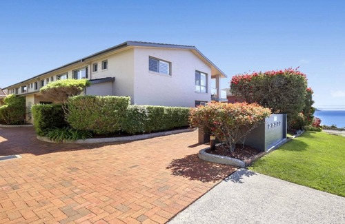 Terrigal House | SPECTACULAR OCEAN SUNRISE | Accom Holidays