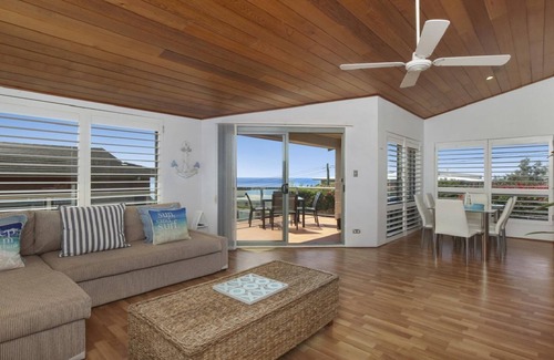 Terrigal House | SPECTACULAR OCEAN SUNRISE | Accom Holidays