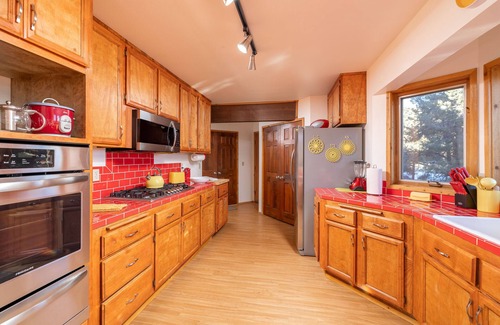 Whispering Forest House | Spectacular views-5- cars easily. pool table and brand new hot tub.