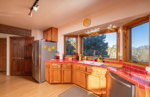 Whispering Forest House | Spectacular views-5- cars easily. pool table and brand new hot tub.