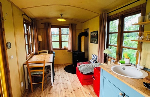 Oetzen House | Spend the night in the circus wagon on the sheep pasture