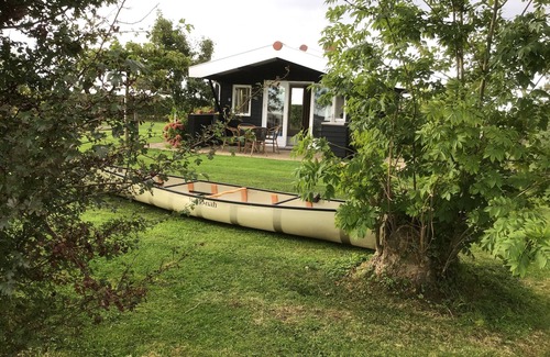 Vriezekoop Cottage | Spend the night on the water in Tiny House/Trekkershut Comfort/Mini Bungalow