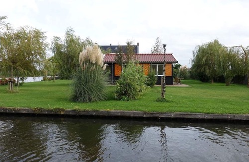 Vriezekoop Cottage | Spend the night on the water in Tiny House/Trekkershut Comfort/Mini Bungalow